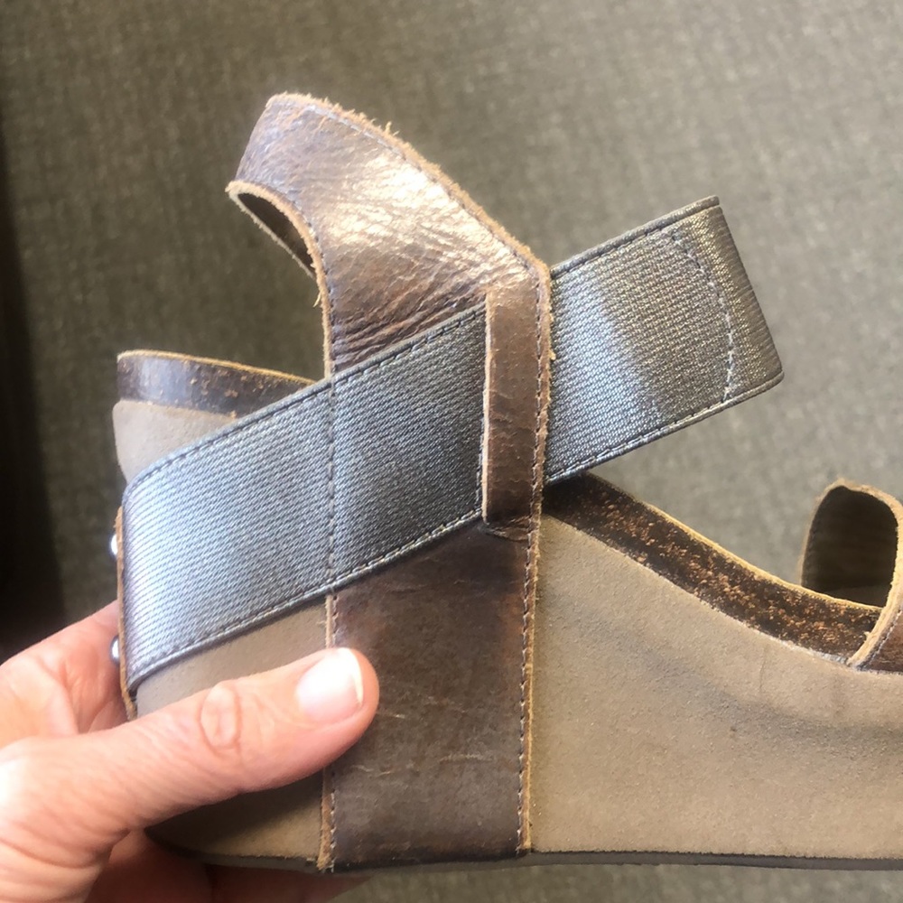 Never Worn Bushnell Wedge Sandal - Picture 5 of 8